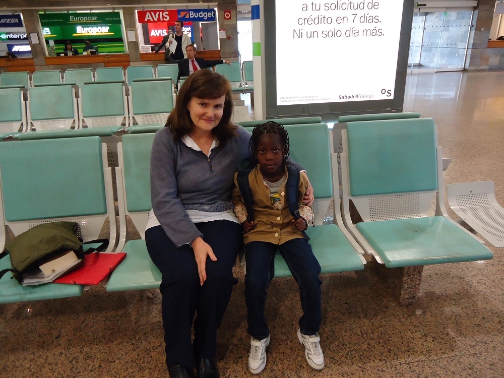 Atachi Mari, una niña nigeriana de 6 años, llega a A Coruña para ser operada dentro del programa «Viaje hacia la vida»