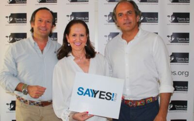 Say Yes Rally Marruecos entrega un cheque donativo a la Fundación Tierra de hombres