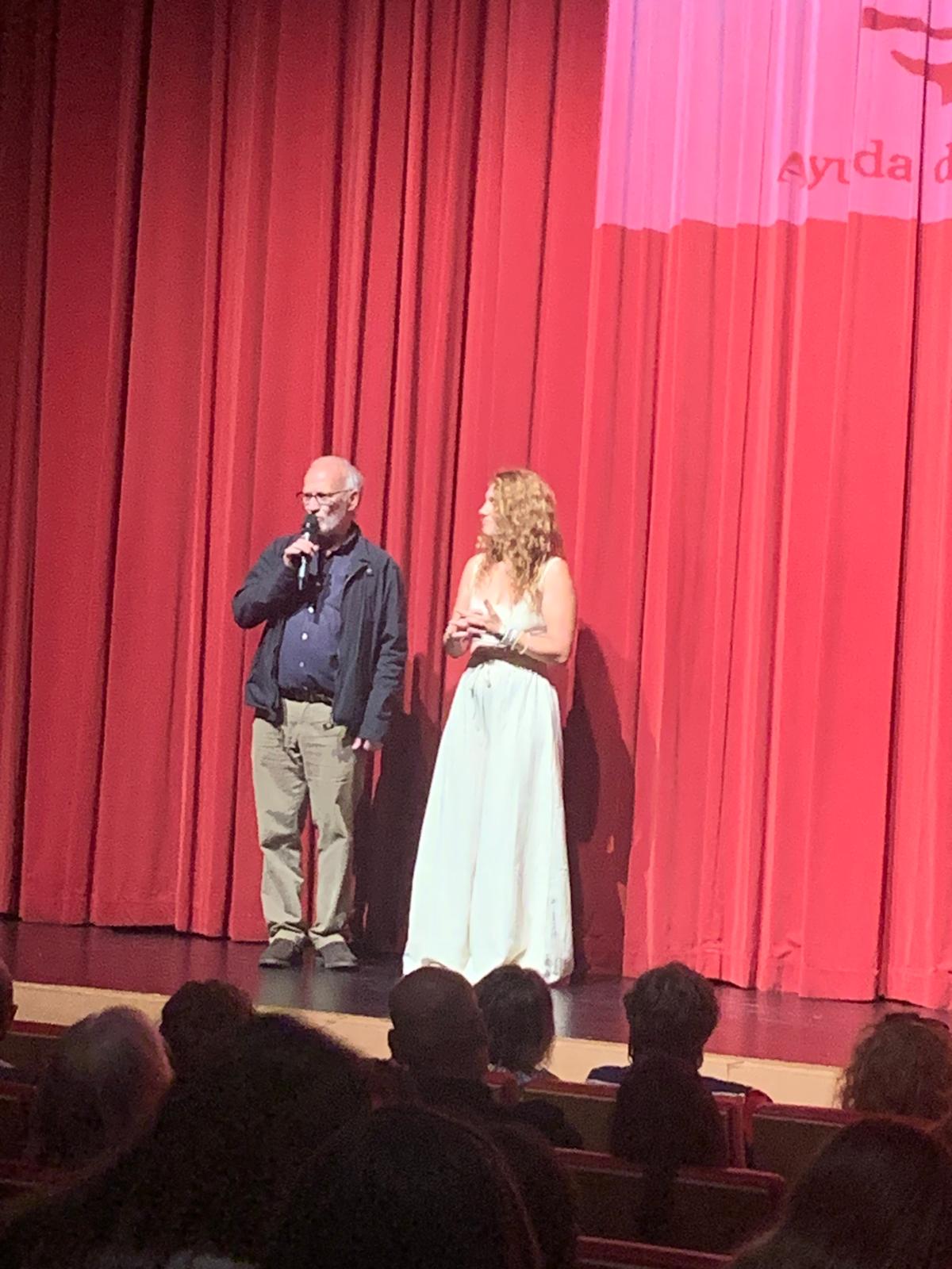 presentacion del acto Silvia MIramontes y Raul Besada