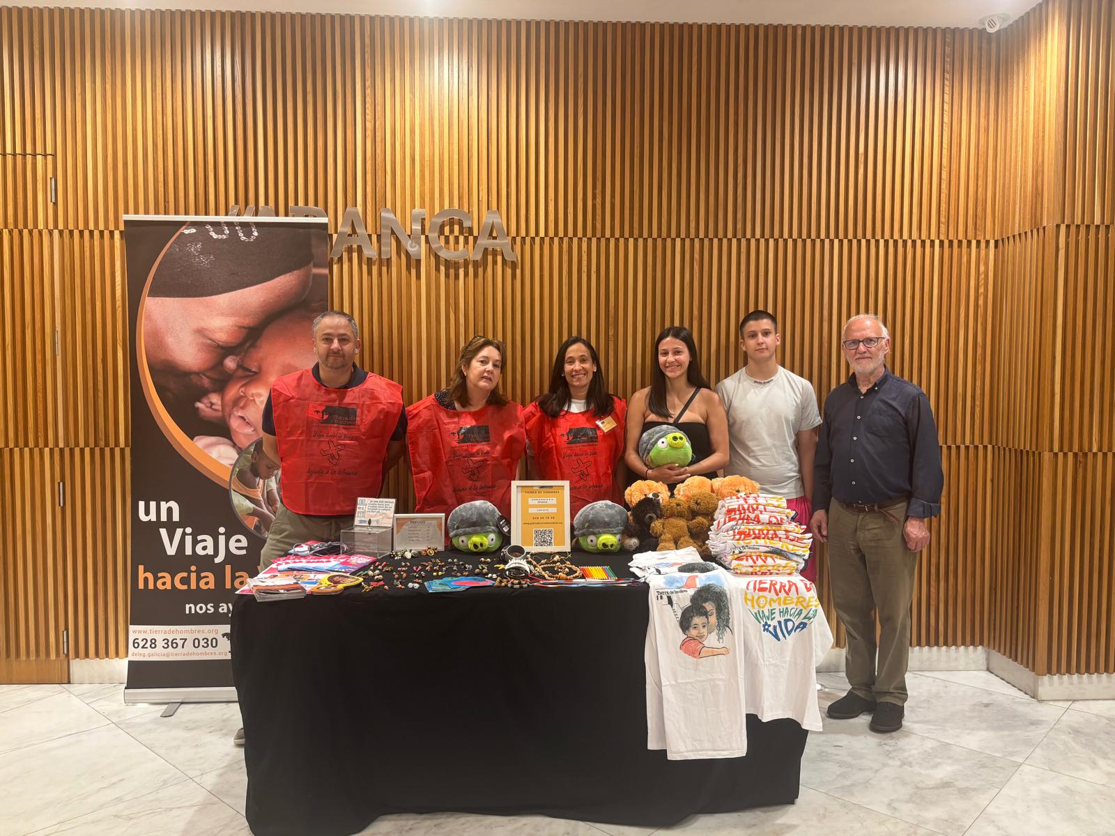voluntarios en stand