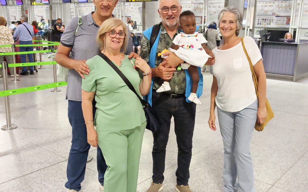 Milane, una bebé de Benín con cardiopatía, regresa a casa completamente recuperada gracias al programa «Viaje hacia la Vida»